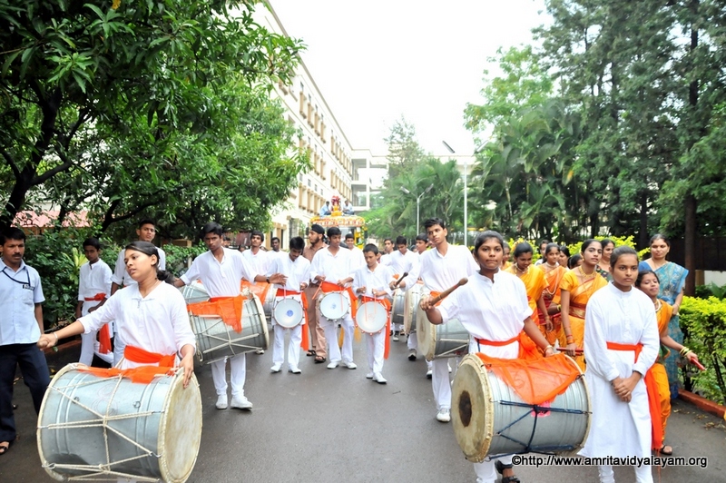 students-performing-dhol-tasha